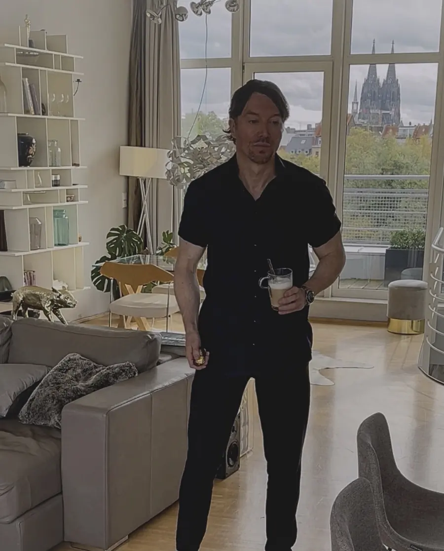 Jan mit Blick auf den Kölner Dom